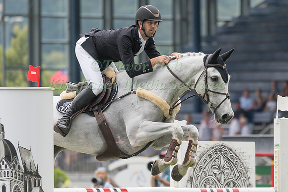 CLARKE JOHNSTONE (NZL) AND BALMORAL SENSATION TAKING PART IN THE