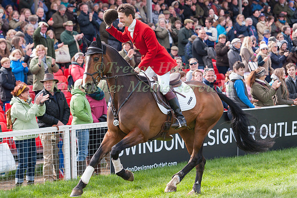 Harry Meade and Wild Lone on the lap of Honour