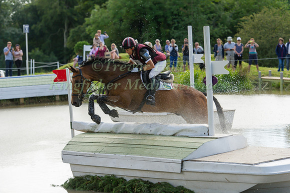 SARAH BULLIMORE (GBR) RIDING REVE DU ROUET