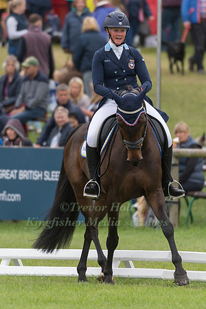 HANNA  BERG (SWE) AND QUITE SURVIVOR