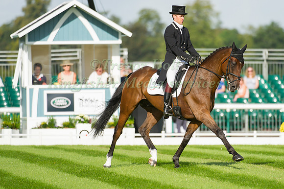 TOM CRISP (GBR) RIDING COOLYS LUXURY