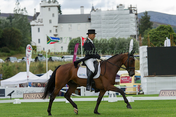 BILL  LEVETT (AUS) RIDING LASSBAN DIAMOND LIFT