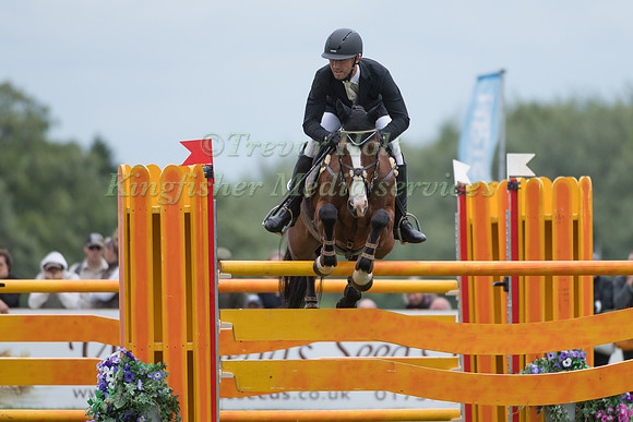 ALEXANDER WHEWALL (GBR) AND CHAKIRIS STAR TAKING PART IN THE SHOWJUMPING PHASE OF THE CCI THREE STAR COMPETITION AT THE 2017 EQUI-TREK BRAMHAM INTERNATIONAL HORSE TRIALS