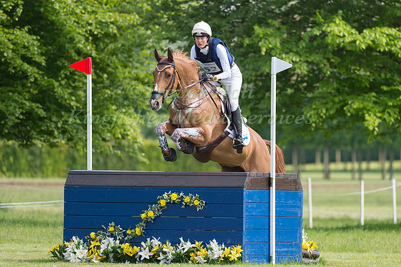 Willa  Newton (GBR) riding  Caja 20