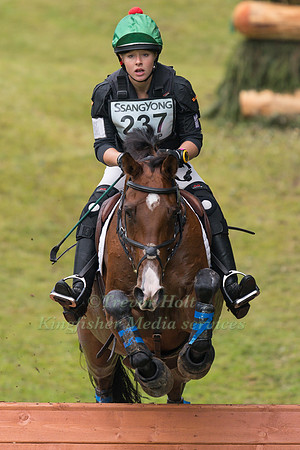 LAUREN YALLOP (GBR) RIDING INPETTO VAN DE KOUTERHOEVE