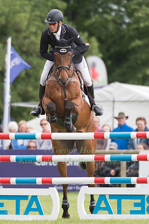 ANDREW  NICHOLSON (NZL) AND BYRNESGROVE FIRST DIAMOND TAKING PART IN THE SHOWJUMPING PHASE OF THE CCI THREE STAR COMPETITION AT THE 2017 EQUI-TREK BRAMHAM INTERNATIONAL HORSE TRIALS