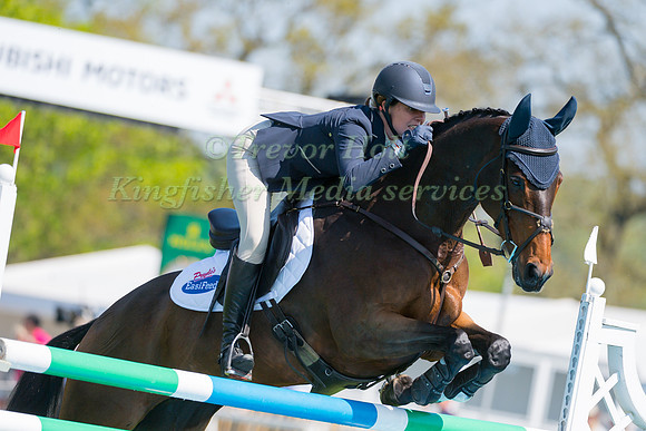 VIRGINIA THOMPSON (NZL) RIDING  STAR NOUVEAU