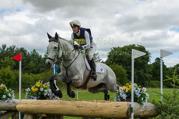 Willa Newton riding Rapide GII