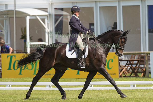 Emily Parker (GBR) riding Diamond Sundance