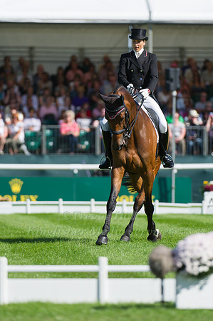 SARAH BULLIMORE (GBR) RIDING REVE DU ROUET