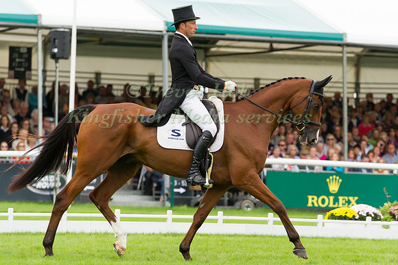 TIM  PRICE (NZL) RIDING RINGWOOD SKY BOY