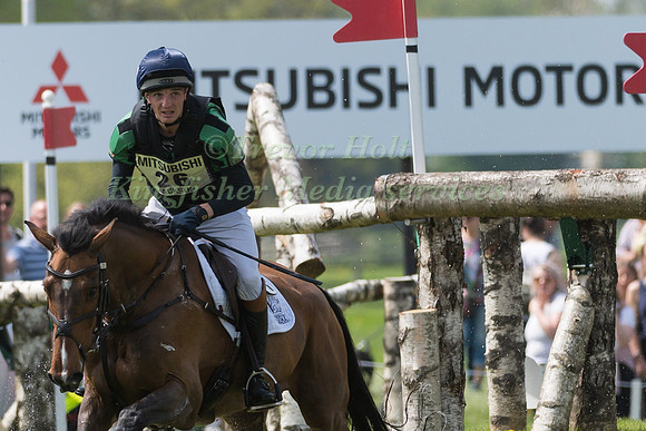 TOM JACKSON  (GBR) RIDING  WALTHAM FIDDLERS FIND