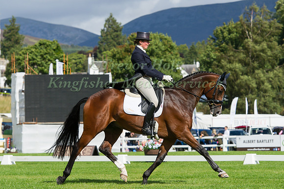 FLORA HARRIS (GBR) RIDING BAYANO