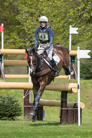 FLORA HARRIS  (GBR) RIDING  BAYANO