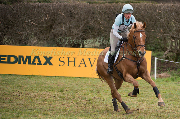 Izzy Taylor riding Briarlands Matilda