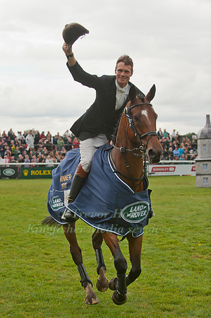 William Fox-Pitt takes a lap of Honour