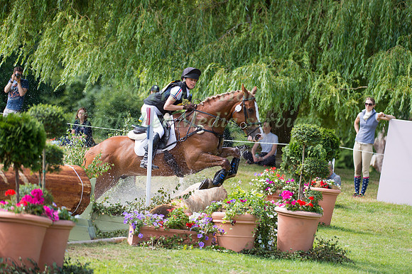 Elise Bradley (GBR) riding Finnigans Gold