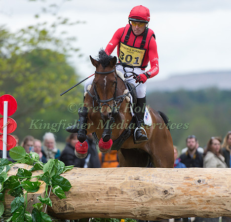 Paul  Tapner(AUS) riding  PRINCE MAYO