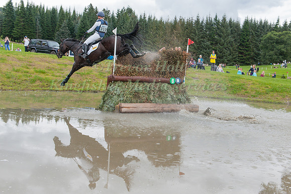 NICOLA WILSON (GBR) RIDING ANNIE CLOVER