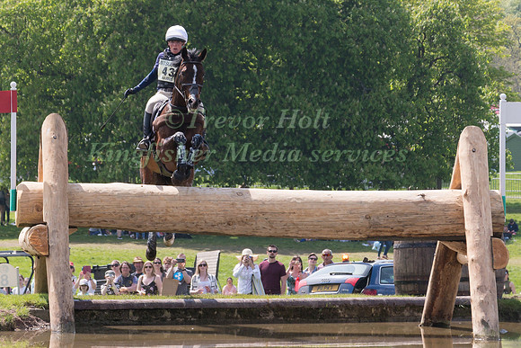 FLORA HARRIS  (GBR) RIDING  BAYANO