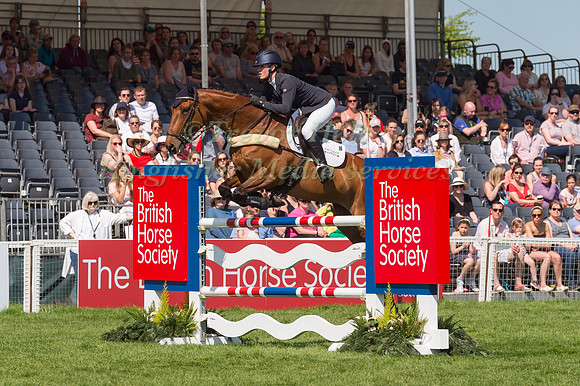 ALICIA HAWKER  (GBR) RIDING  CHARLES RR