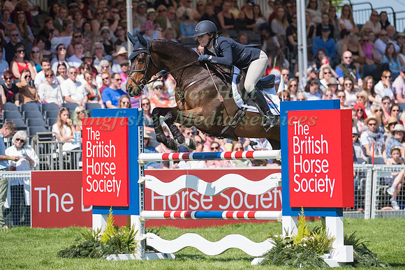 VIRGINIA THOMPSON (NZL) RIDING  STAR NOUVEAU