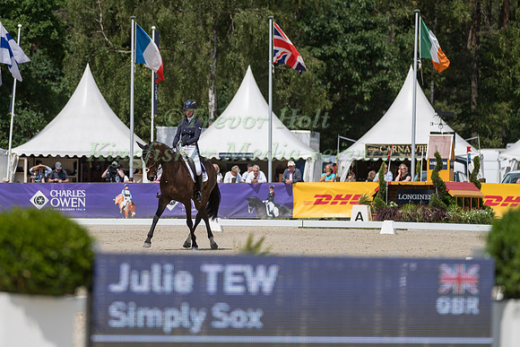 JULIE TEW (GBR) AND SIMPLY SOX