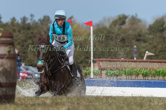 IZZY TAYLOR RIDING GRAF CAVALIER