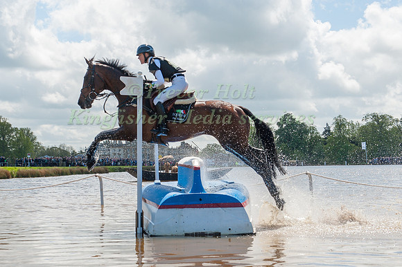 Dee Hankey (GBR) riding Chequers Playboy