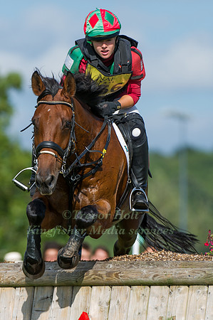 Lauren Yallop and One More Step jump the corner with one Stirrup
