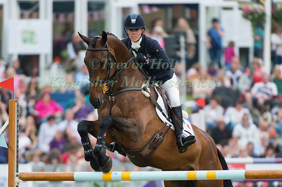 Dee Hankey (GBR) riding Chequers Playboy