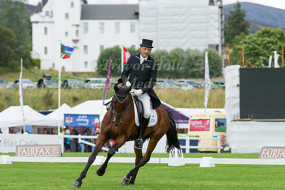 BILL  LEVETT (AUS) RIDING LASSBAN DIAMOND LIFT