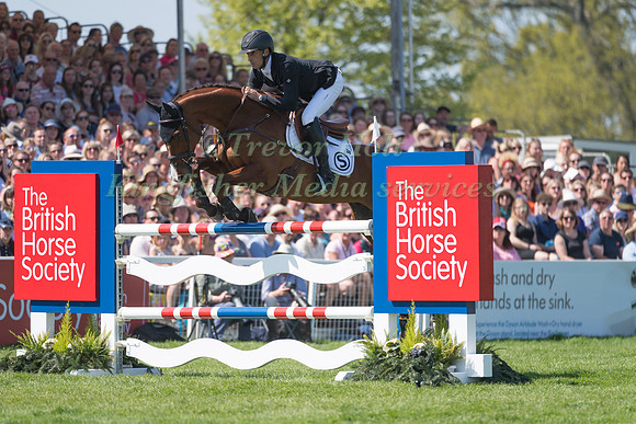 TIM PRICE (NZL) RIDING  RINGWOOD SKY BOY