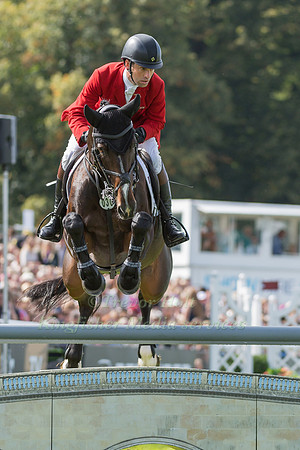 HARRY MEADE AND CAVALIER CRYSTAL (GBR)