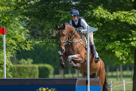 Pippa  Funnell (GBR) riding  Billy Walk On