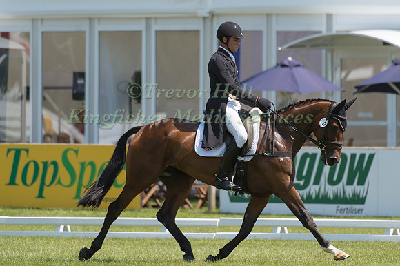 Paul Tapner (AUS) riding Vanir Kamira