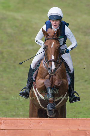 WILLA NEWTON (GBR) RIDING CAJA 20