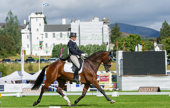 FLORA HARRIS (GBR) RIDING BAYANO
