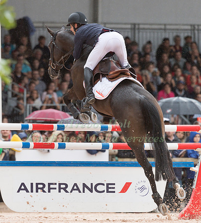 SIDNEY DUFRESNE AND SWING DE PERDRIAT  COMPETING IN THE SHOWJUMP