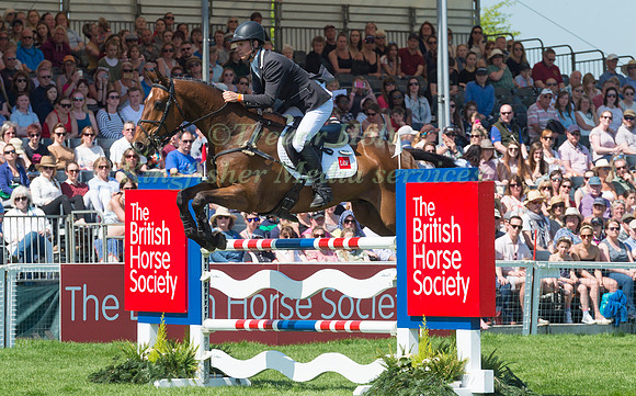 TOM CRISP  (GBR) RIDING  COOLYS LUXURY