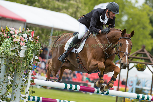 Mark Todd (NZL) riding Oloa
