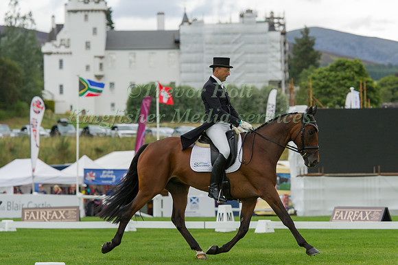 BILL  LEVETT (AUS) RIDING LASSBAN DIAMOND LIFT