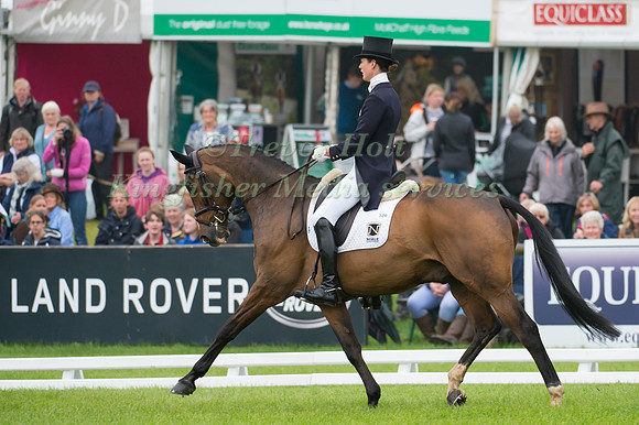 Willa Newton (GBR) riding Neelix