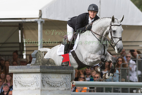 Tom Jackson (GBR) and Capels Hollow Drift