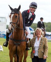 NICOLA WILSON (GBR) AND ONE TWO MANY RECIEVE THE PRIZE FOR CLOSEST TO THE OPTIMUM TIME