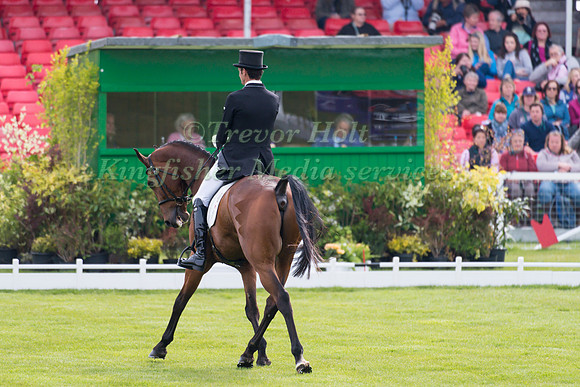 Mark Todd of New Zealand riding Leonidas II