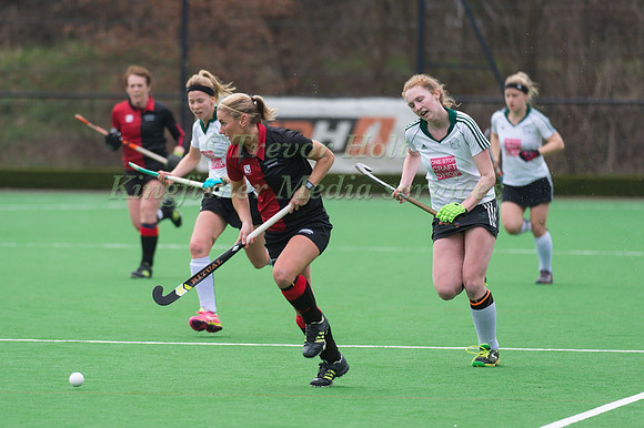 Lisa Garbutt of Bowdon Hightown runs away from the Buckingham Defence