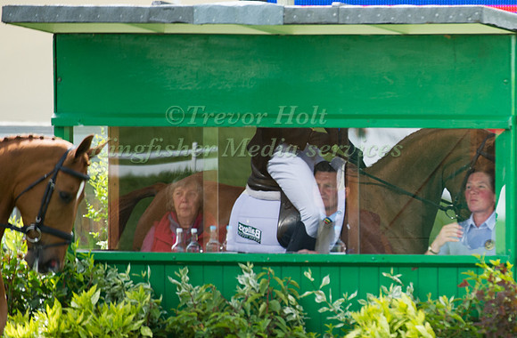Nick Gauntlet and Grand Manoeuvre reflected in the window of the judges box