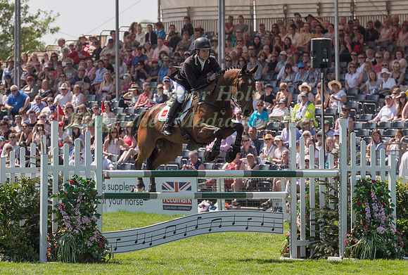 TOM CRISP  (GBR) RIDING  COOLYS LUXURY