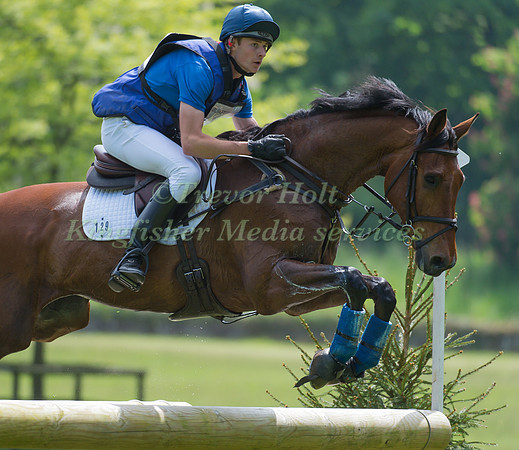 Dickon  Reader (GBR) riding  BravaNJo